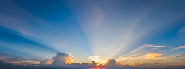 Sonnenstrahlen Durch Wolken Wie Eine Dramatische Explosion Macht Natur Hintergrund — Stockfoto