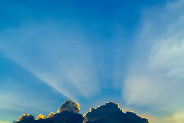 Rayos Sol Través Las Nubes Como Una Explosión Dramática Fondo — Foto de Stock