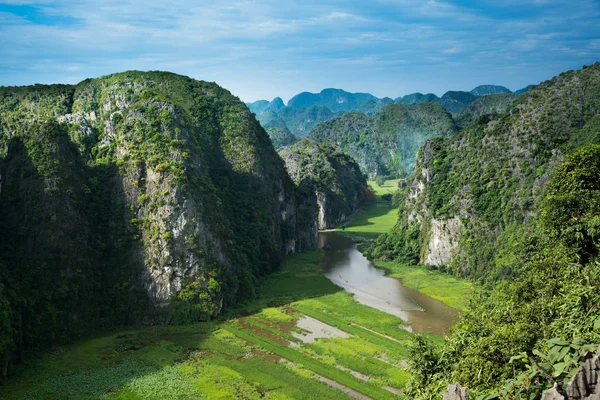 Stroom Van Rivier Bergdal Boven Aan Hangen Mua Weergave — Stockfoto