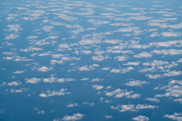 蓝天背景下的云散射分布 — 图库照片
