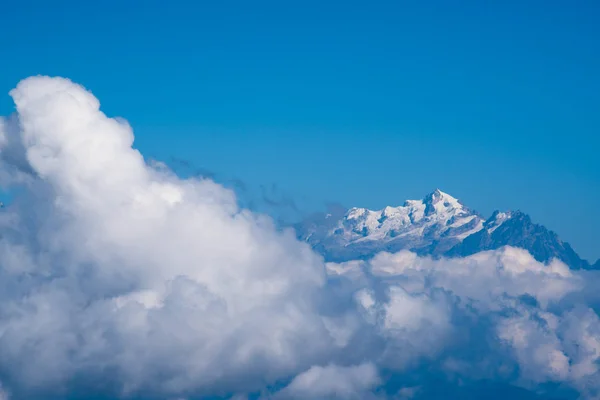 Kangchenjunga Piek Mount Achter Cloud Cover Landschap Tijdens Blauwe Hemel — Stockfoto