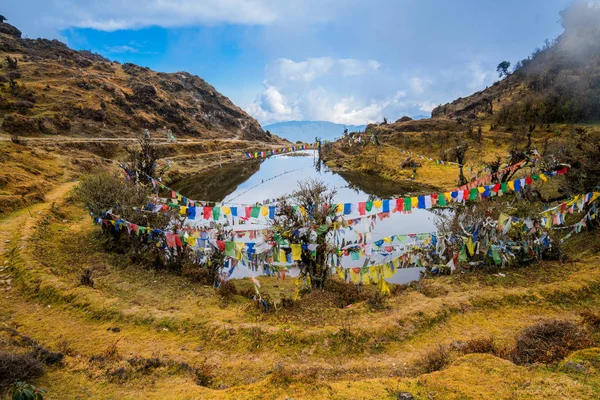 Bandera Oración Tibetana Lung Lado Del Estanque Bandera Cuelga Lugar —  Fotos de Stock