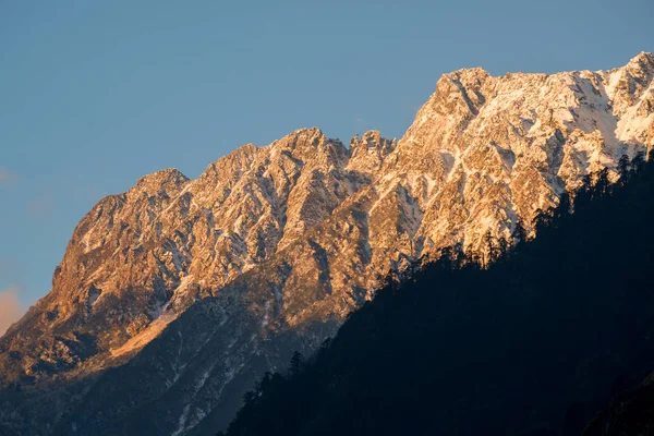 Вид Горы Пик Теплый Цвет Солнечным Светом Утром — стоковое фото