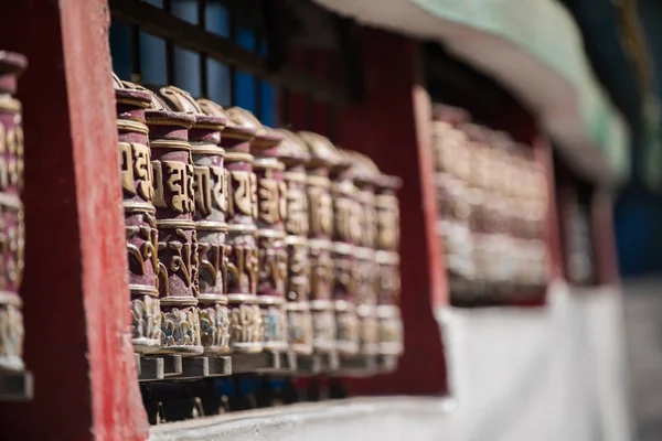 の寺院の圧延に行にまとめたりする神聖なチベットの祈りの輪 — ストック写真