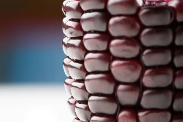 Potongan Jagung Ungu Dipotong Pada Latar Belakang Kabur — Stok Foto