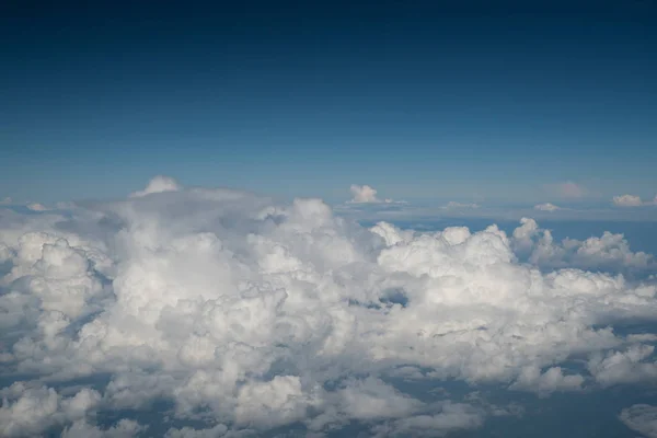 のみ背景グラデーションの青い空の雲の上 — ストック写真