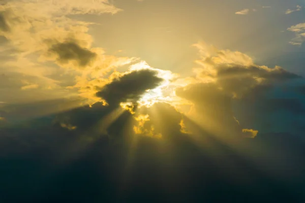 太阳射线通过云层像戏剧性的爆炸 权力性质背景 — 图库照片
