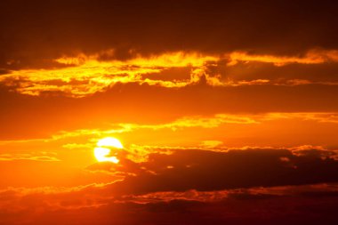 Sun ray aşağı gitmek ve dramatik turuncu bulut günbatımı, alacakaranlık gökyüzü sırasında şaşırtıcı
