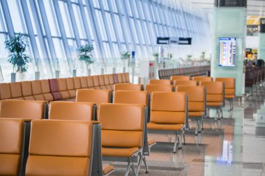 yolcu koltuğu için kalkış salonda uçak görmek, havaalanından terminal görüntüleme.