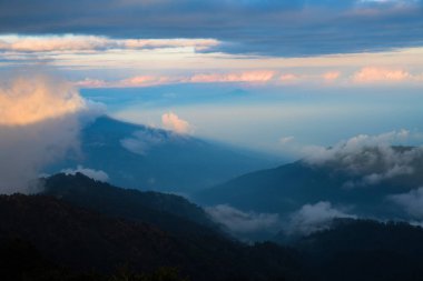 Dramatik peyzaj ile gelen güneş ışığı Sandakphu, Kuzey Hindistan, renkli