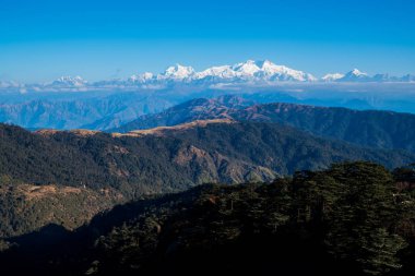 Kangchenjunga Dağı manzara mavi gökyüzü gün saati sırasında,