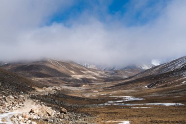 Sis ve bulut dağ tepe manzaralı sıfır noktası, mavi gökyüzü gündüz, Sikkim, Indi kapak