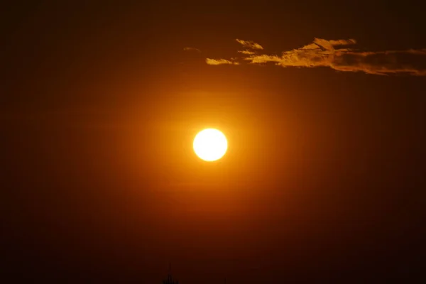 Słońce Jest Iść Dół Podczas Zachód Słońca Pomarańczowe Chmury — Zdjęcie stockowe