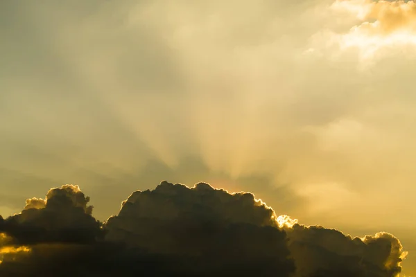 Rayos Sol Través Las Nubes Como Una Explosión Dramática Fondo —  Fotos de Stock