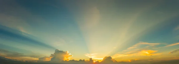 Sonnenstrahlen Durch Wolken Wie Eine Dramatische Explosion Macht Natur Hintergrund — Stockfoto