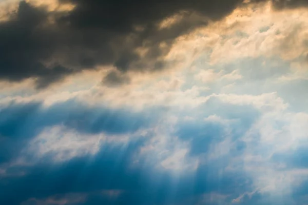 太陽雲の切れ間から光のような劇的な爆発 パワー 自然の背景 — ストック写真