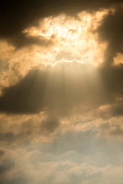 Solen Strålar Igenom Molnen Som Dramatisk Explosion Power Natur Bakgrund — Stockfoto