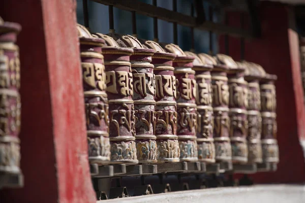の寺院の圧延に行にまとめたりする神聖なチベットの祈りの輪 — ストック写真