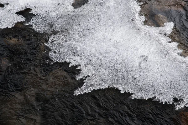 Сніг Пластівцями Поруч Річка Від Снігу Лід Тане Гірський Краєвид — стокове фото