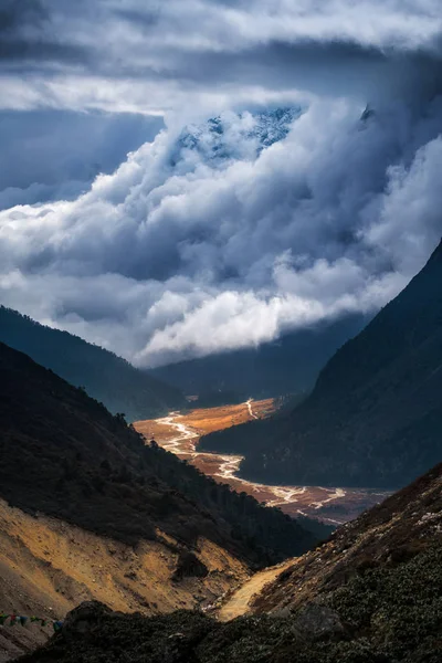 Dramática Vista Alta Carretera Tierra Nublado Cubierta Montaña Fondo — Foto de Stock