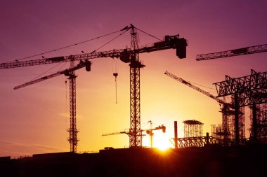 Kule site siluet gündoğumu bina üzerinde inşaat vinç