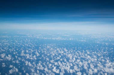 Gökyüzü arka plan üzerinde yayılmış bulut dağılım, manzarası ayrı bölgede 