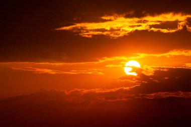 Sun ray olduğunu gitmek aşağı ve inanılmaz dramatik turuncu bulut, twilight 