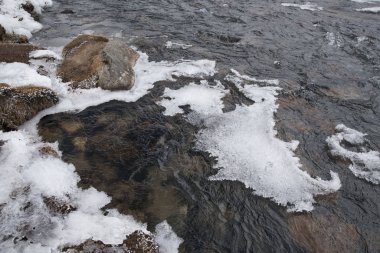 Kar tanesi kar buz nehirden yanında eritmek dağ manzara