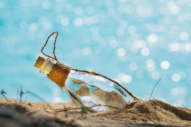 Bir cam şişe sahilde, kavram iletişim için mektup mesaj