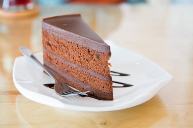 Lezzetli çikolatalı pasta plaka üzerinde