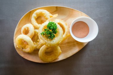 meyilli soslu kızarmış soğan halkaları