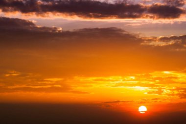 Sun ray olduğunu gitmek aşağı ve inanılmaz dramatik turuncu bulut, twilight 