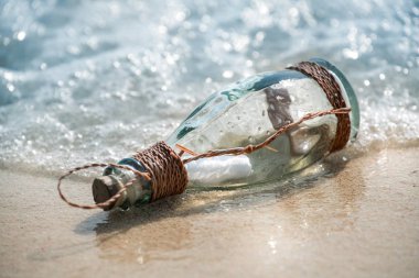 Bir cam şişe sahilde, kavram iletişim için mektup mesaj