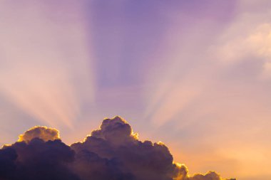 Güneş ışınları aracılığıyla bulutlar gibi bir dramatik patlama, güç natur