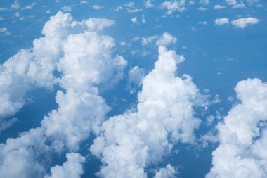 Gökyüzü arka plan üzerinde yayılmış bulut dağılım, 