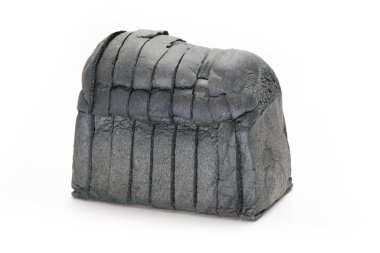 somun slayt üzerinde beyaz izole kömür ekmek siyah ekmek