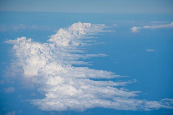 Tło nieba nad rozprzestrzeniania chmury punktowy — Zdjęcie stockowe