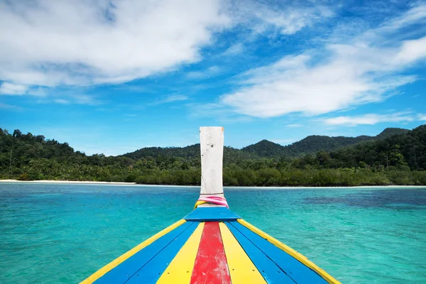 Langschwanzboot über dem Meer zum Inselblick — Stockfoto