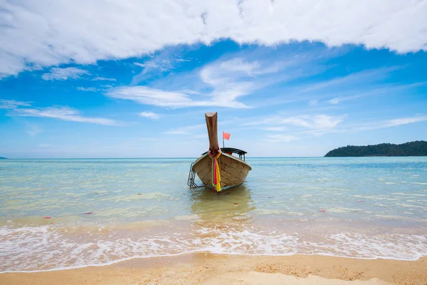 Playa de verano y cola larga barco tailandés tradicional, mar y cielo ba —  Fotos de Stock