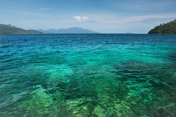 Vatten smaragd bakgrund i havet krusade — Stockfoto