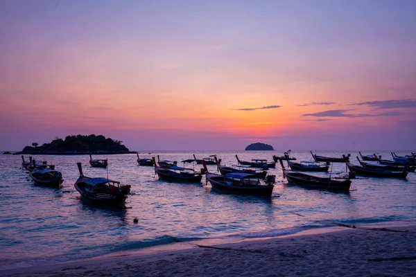 Molte barche sulla bellissima spiaggia di sabbia marina — Foto Stock