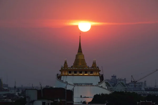 Altın Dağı Tapınağı Bangkok alacakaranlıkta, Wat Saket, Bangkok, Tayland — Stok fotoğraf