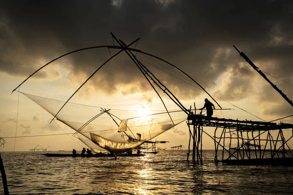 Yokyor es de estilo antiguo para la pesca de los tailandeses en Pak Pra Villag — Foto de Stock