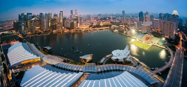 Aerial panoramautsikt över Singapore affärsdistrikt och staden i — Stockfoto