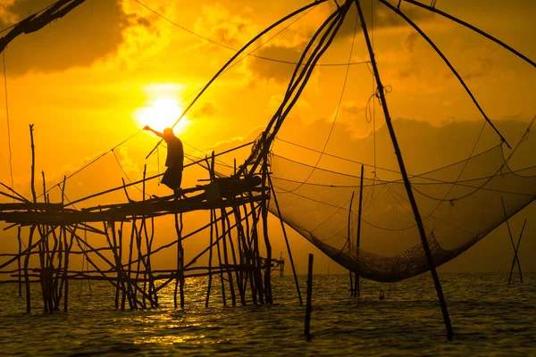 Yokyor es de estilo antiguo para la pesca de los tailandeses en Pak Pra Villag — Foto de Stock