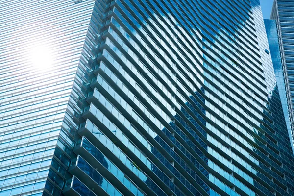 Skleněná fasáda moderní město vysoké budovy reflexe osvětlení — Stock fotografie