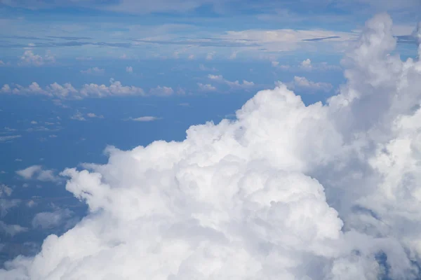 Небесний фон над розсіюванням хмарного розсіювання , — стокове фото
