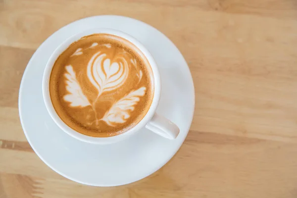 Café con leche caliente arte latte en mesa de madera — Foto de Stock