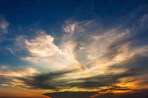 Сутінки барвисте небо і хмара — стокове фото