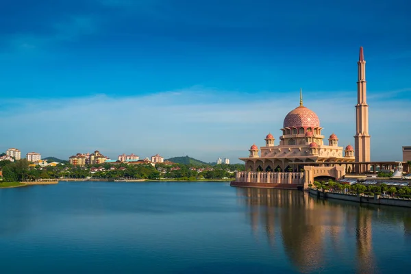 Mezquita Putra o mezquita rosa en Putrajaya, Malasia . — Foto de Stock